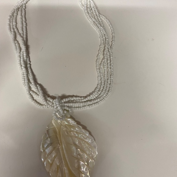 Pearl colour leaf necklace - Picture 2 of 2